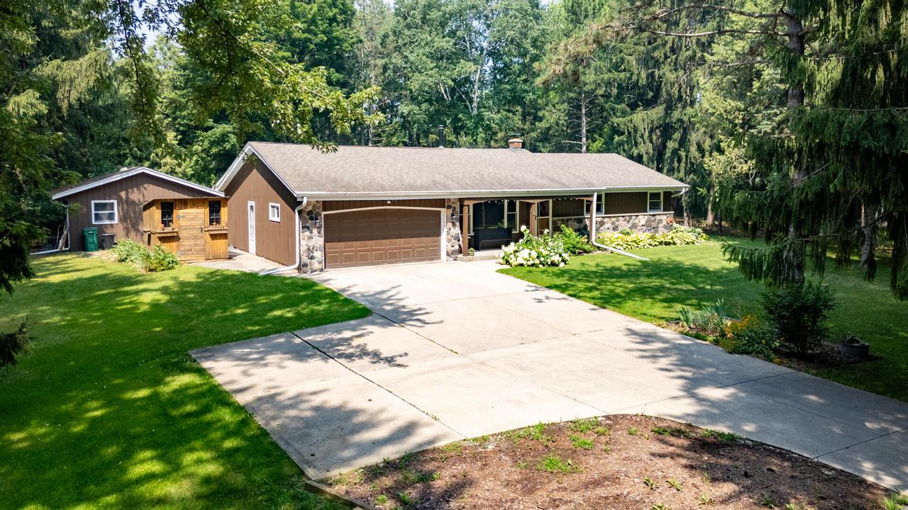 6775 Glacier Dr, Barton, WI 53090