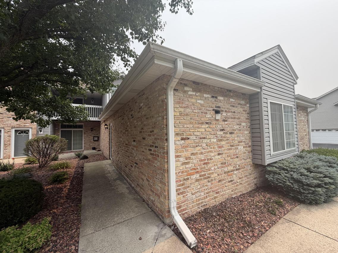 9131 S Aspen Dr #8, Oak Creek, WI 53154