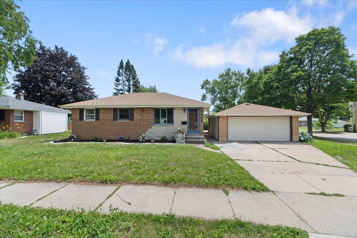8537 W Denver Ave, Milwaukee, WI 53224