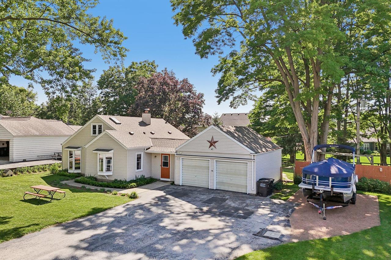 W272N2593 Apple Tree Ln, Pewaukee, WI 53072