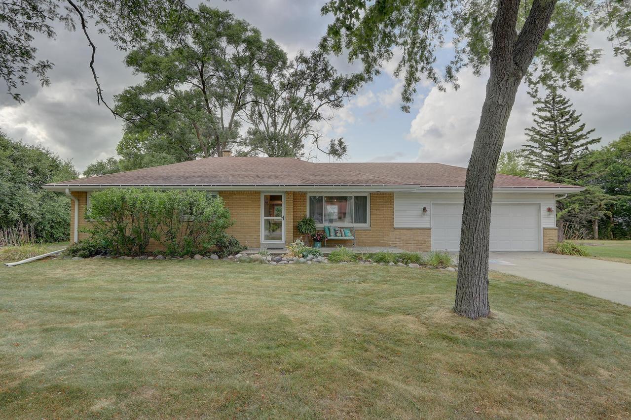 15728 W Robin Rd, New Berlin, WI 53151