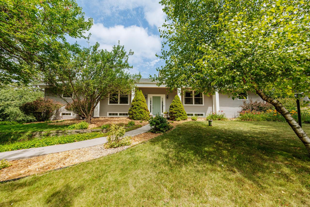 W227S2416 Morningside Cir, Waukesha, WI 53186