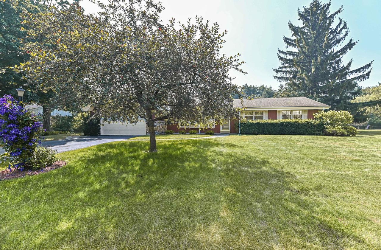 18571 W Hillcrest Dr, New Berlin, WI 53146