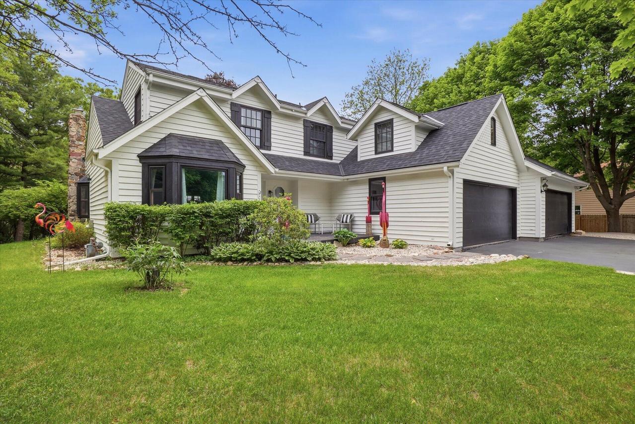423 Bron Derw Ct, Wales, WI 53183