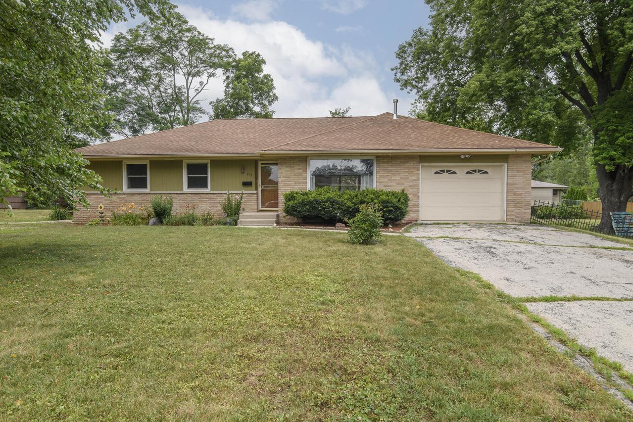 933 Parkview Ln, Mukwonago, WI 53149