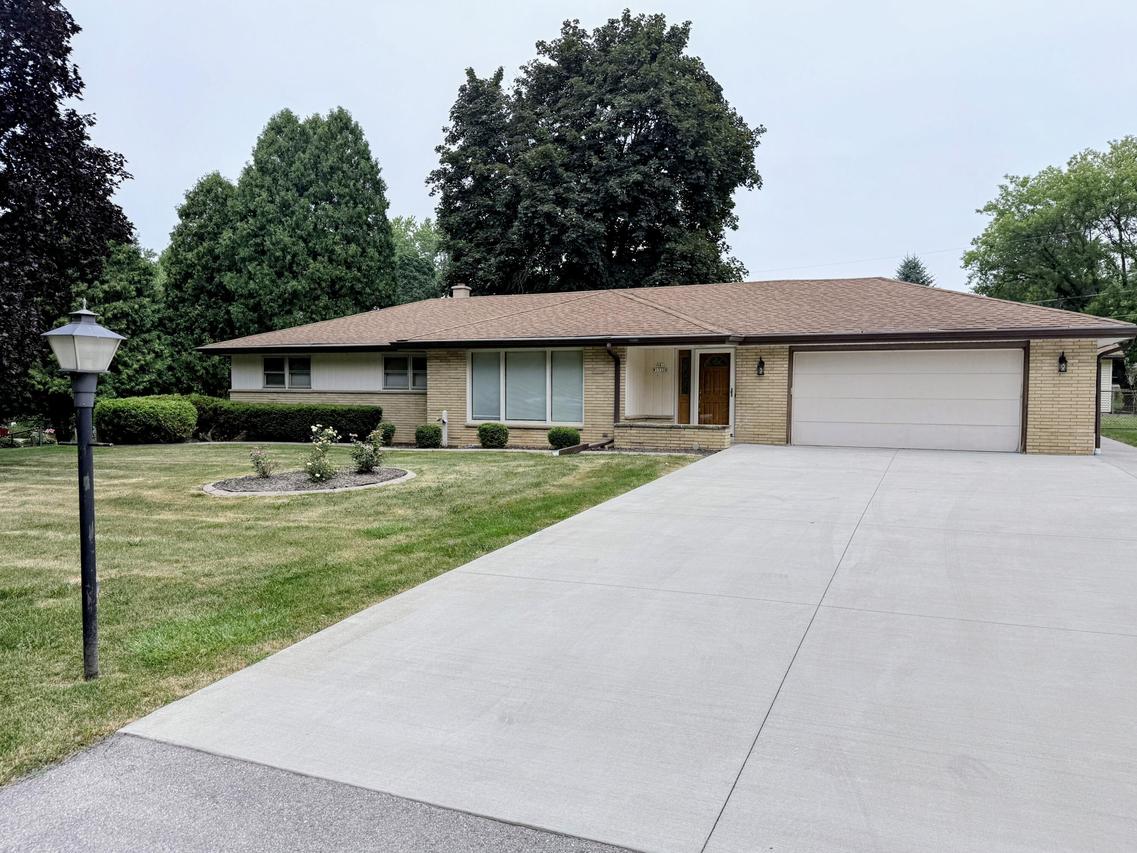 N81W15328 Hilltop Dr, Menomonee Falls, WI 53051