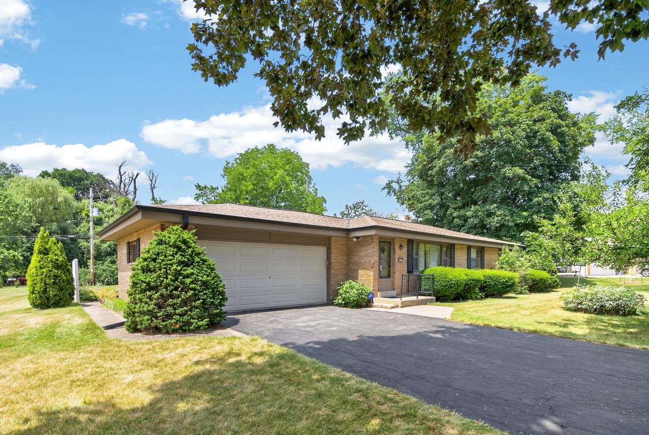 3915 Brook Ln, Brookfield, WI 53005