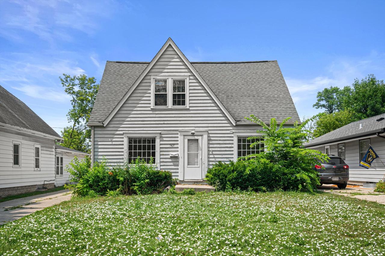 5437 N Bethmaur Ln, Glendale, WI 53209