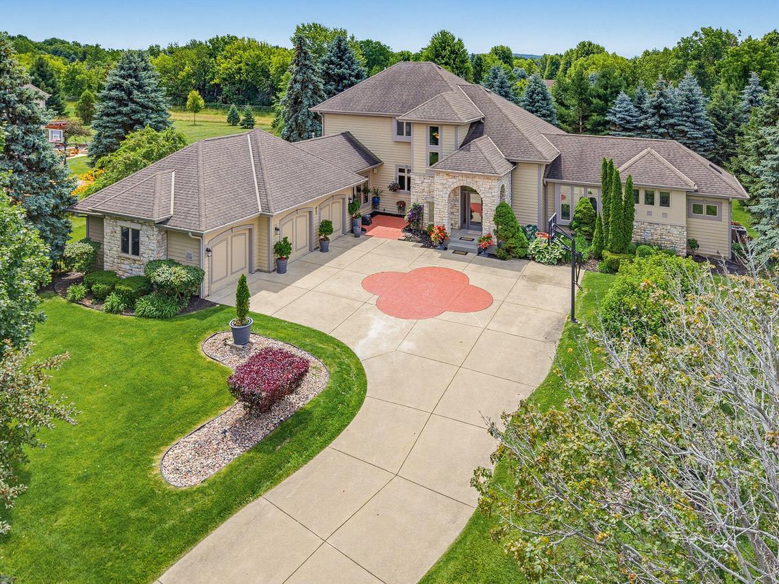 N33W33201 Maplewood Rd, Nashotah, WI 53058