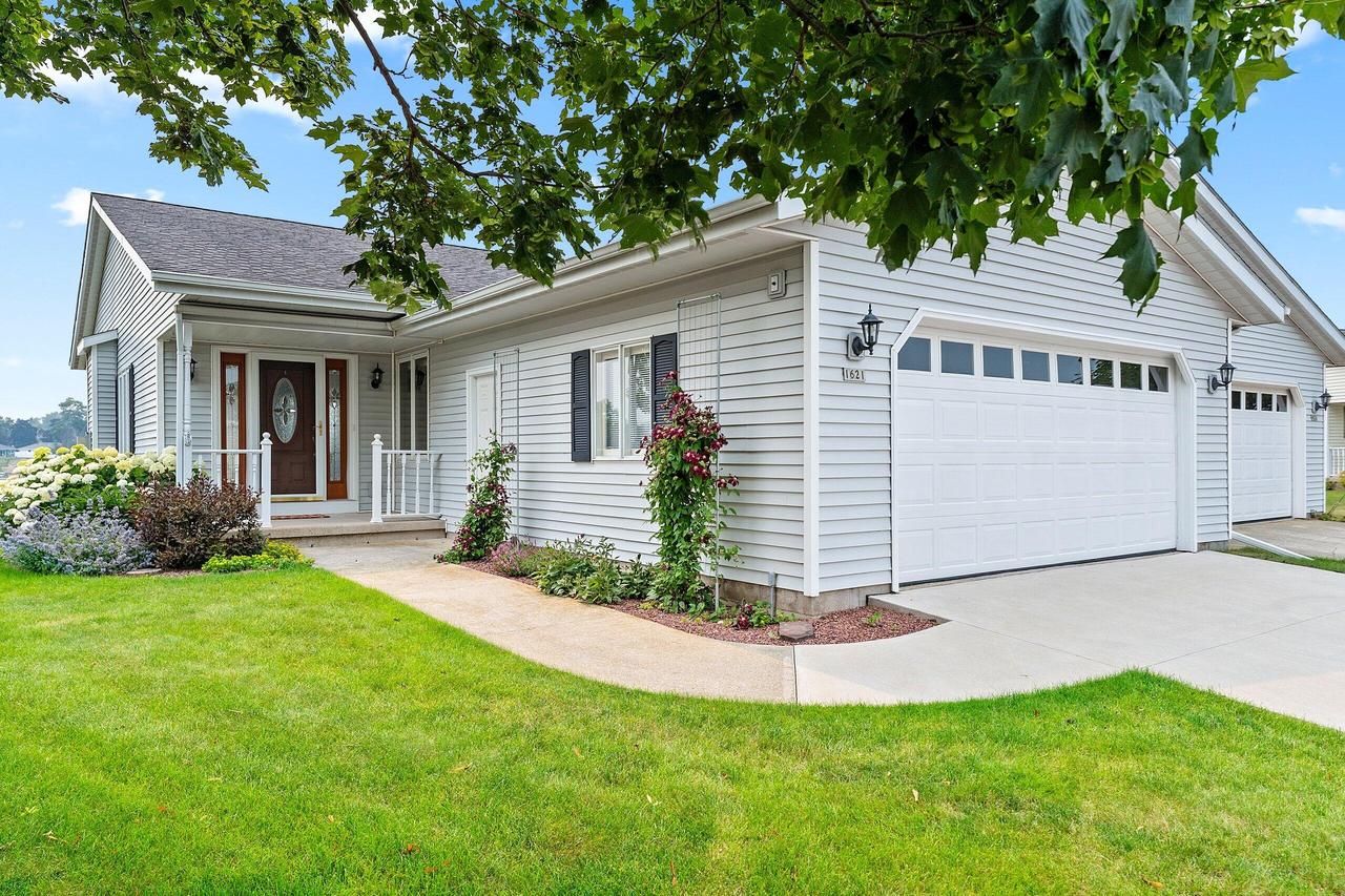 1621 Blue Heron Dr, Two Rivers, WI 54241