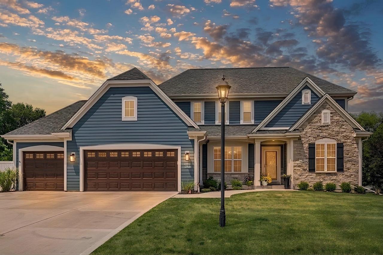 W273N2473 Arlington Dr, Pewaukee, WI 53072