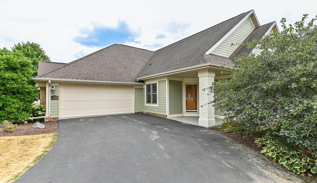 3363 W Villa Dr, Franklin, WI 53132