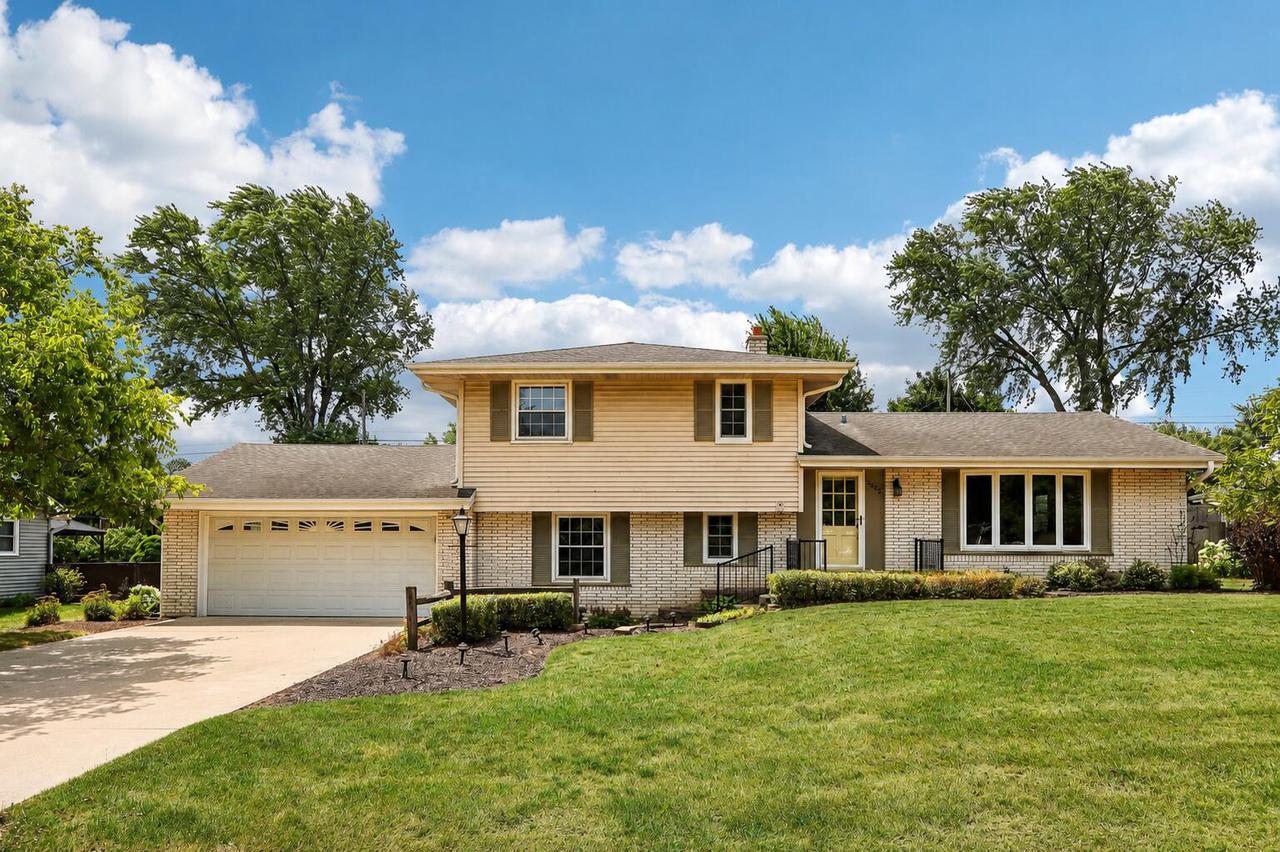 13425 W Old Oak Ln, New Berlin, WI 53151