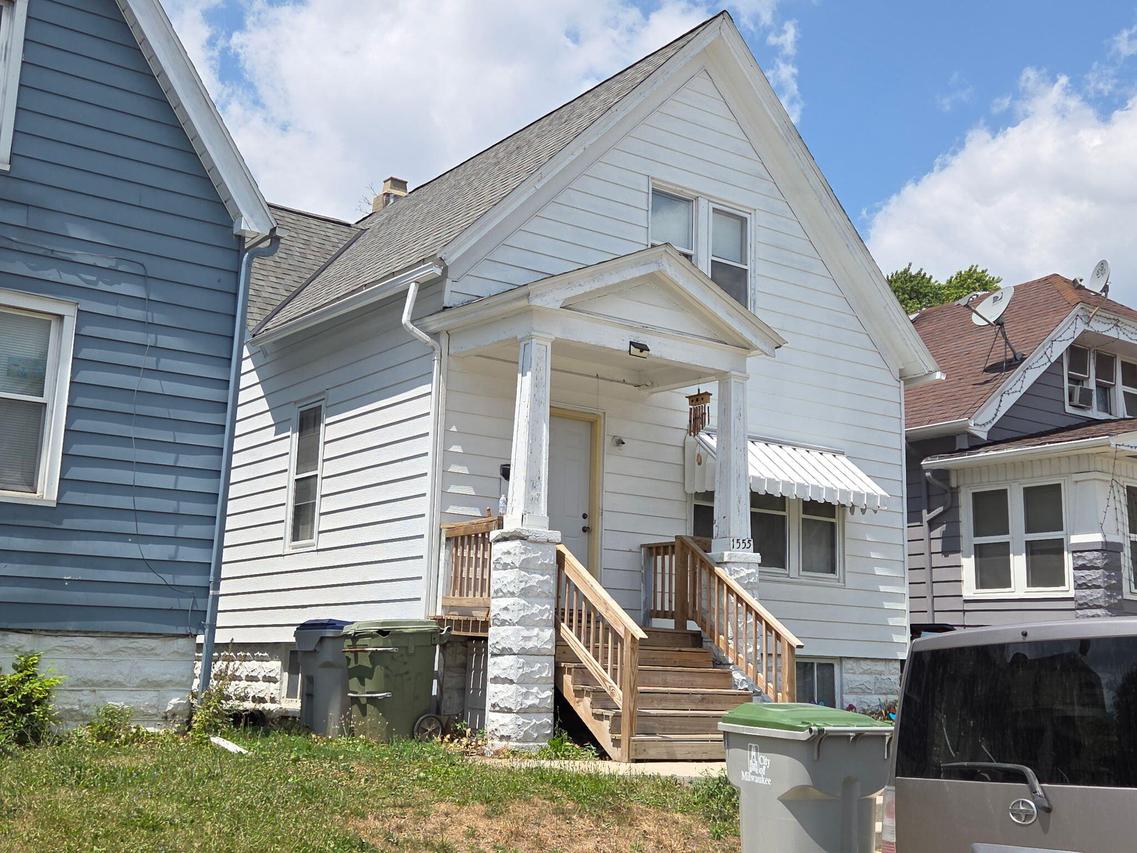 1555 S 15th Pl, Milwaukee, WI 53204