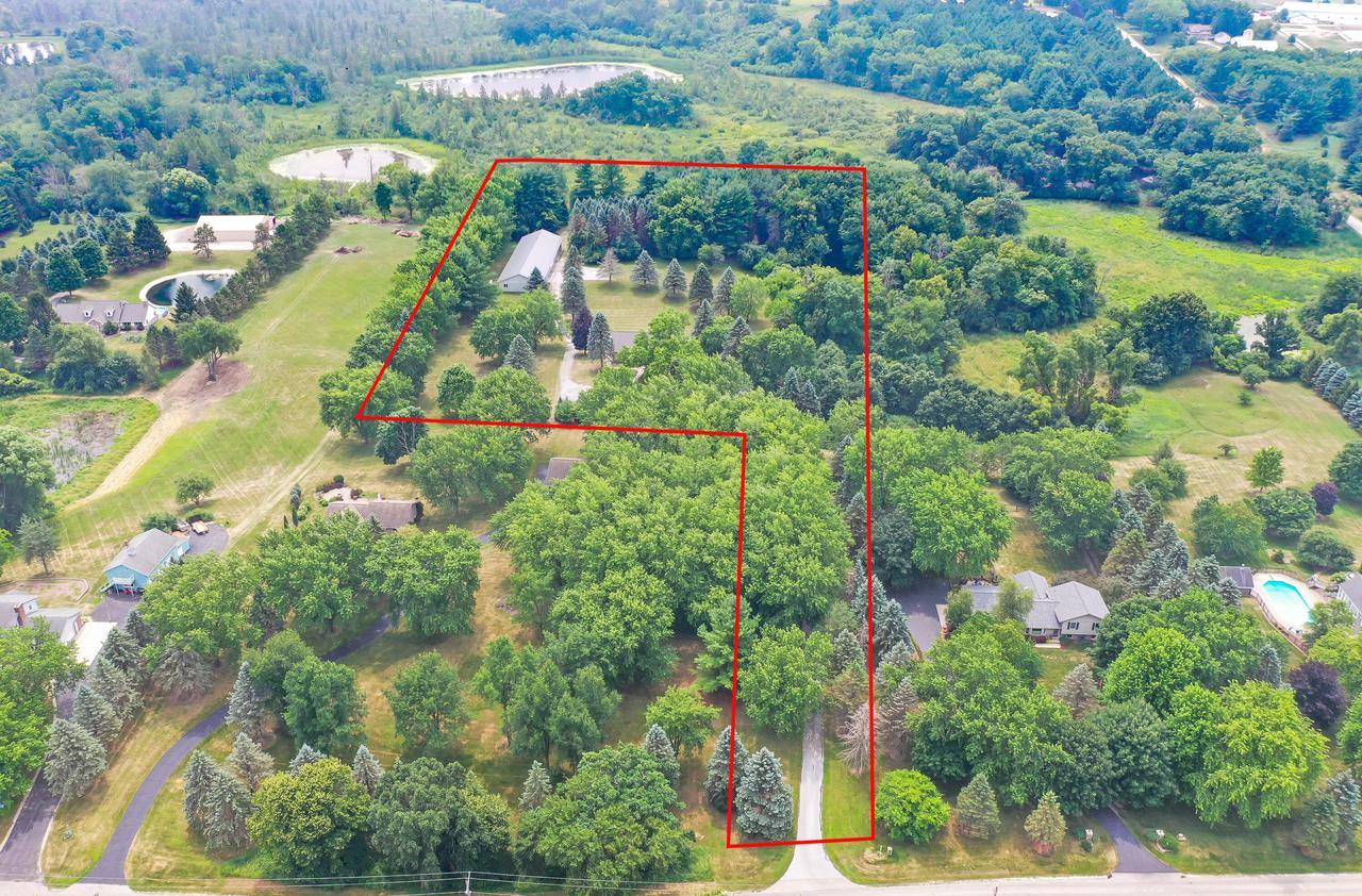 N79W34857 Petersen Rd, Oconomowoc, WI 53066