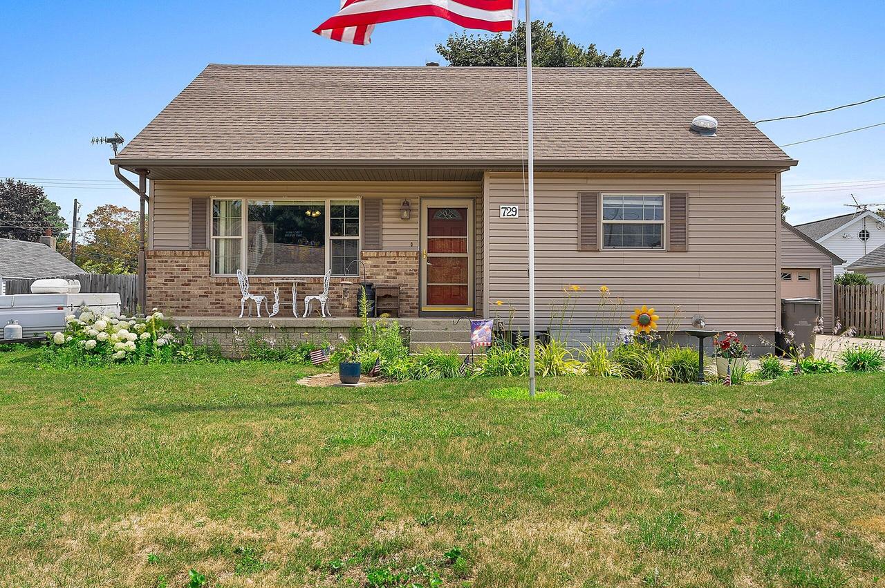 729 Woodlawn Dr, Manitowoc, WI 54220