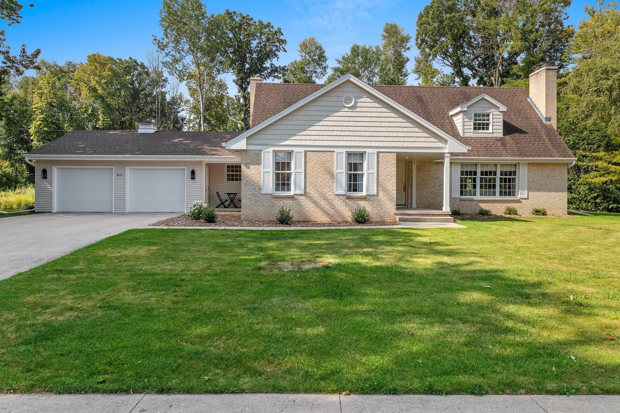3511 Wildwood Dr, Manitowoc, WI 54220