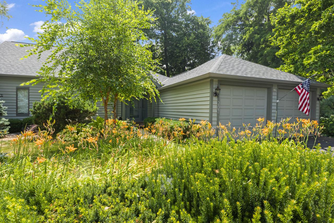 207 Pine Ter, Oconomowoc, WI 53066