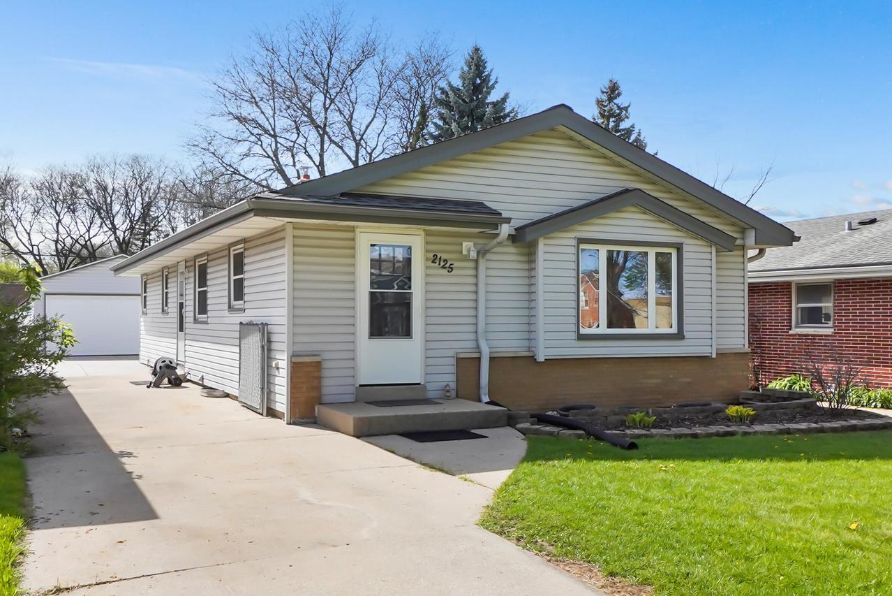 2125 N 113th St, Wauwatosa, WI 53226