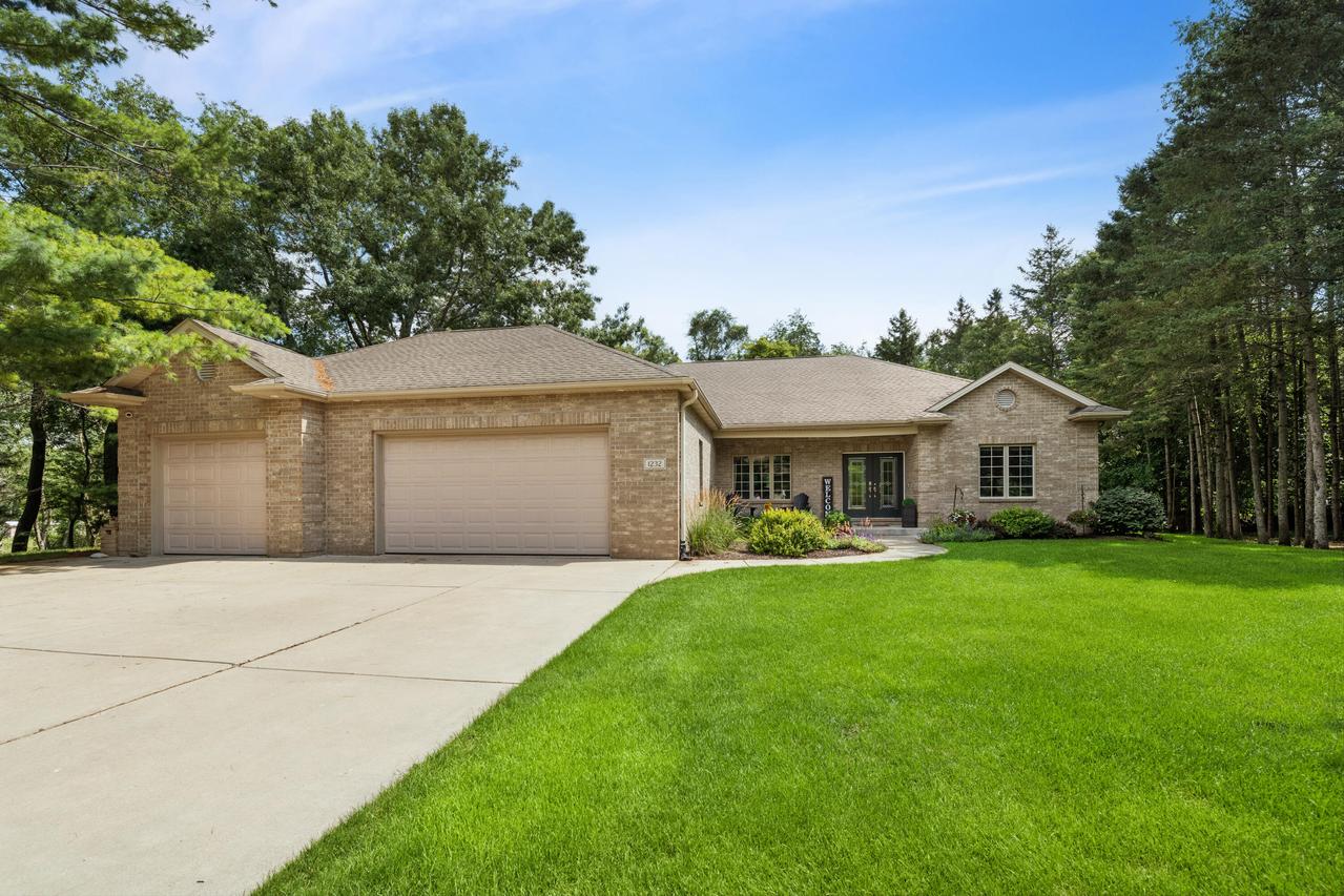 1232 Peregrine Ct, Burlington, WI 53105