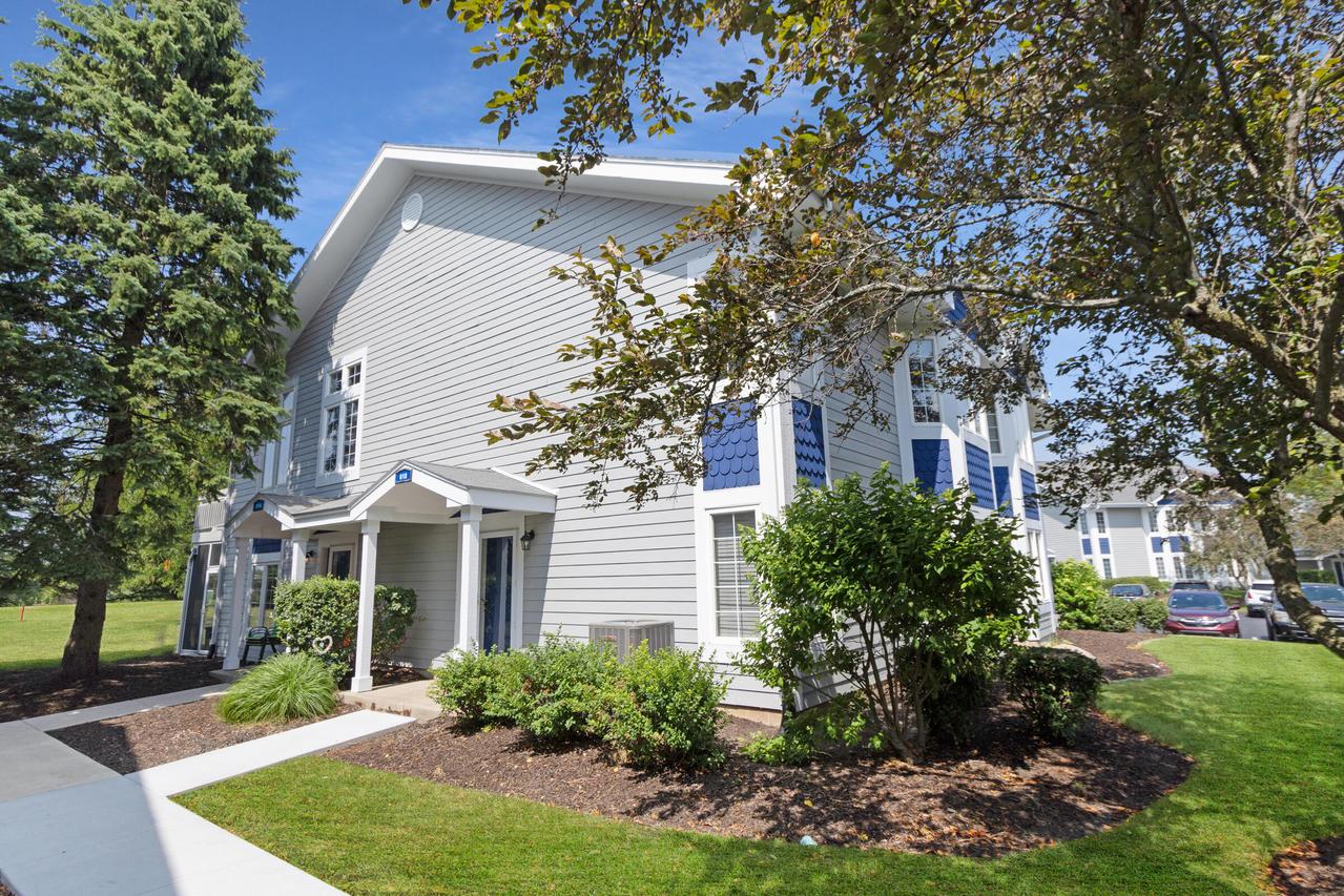 618 N Geneva National Ave #6-42, Geneva, WI 53147