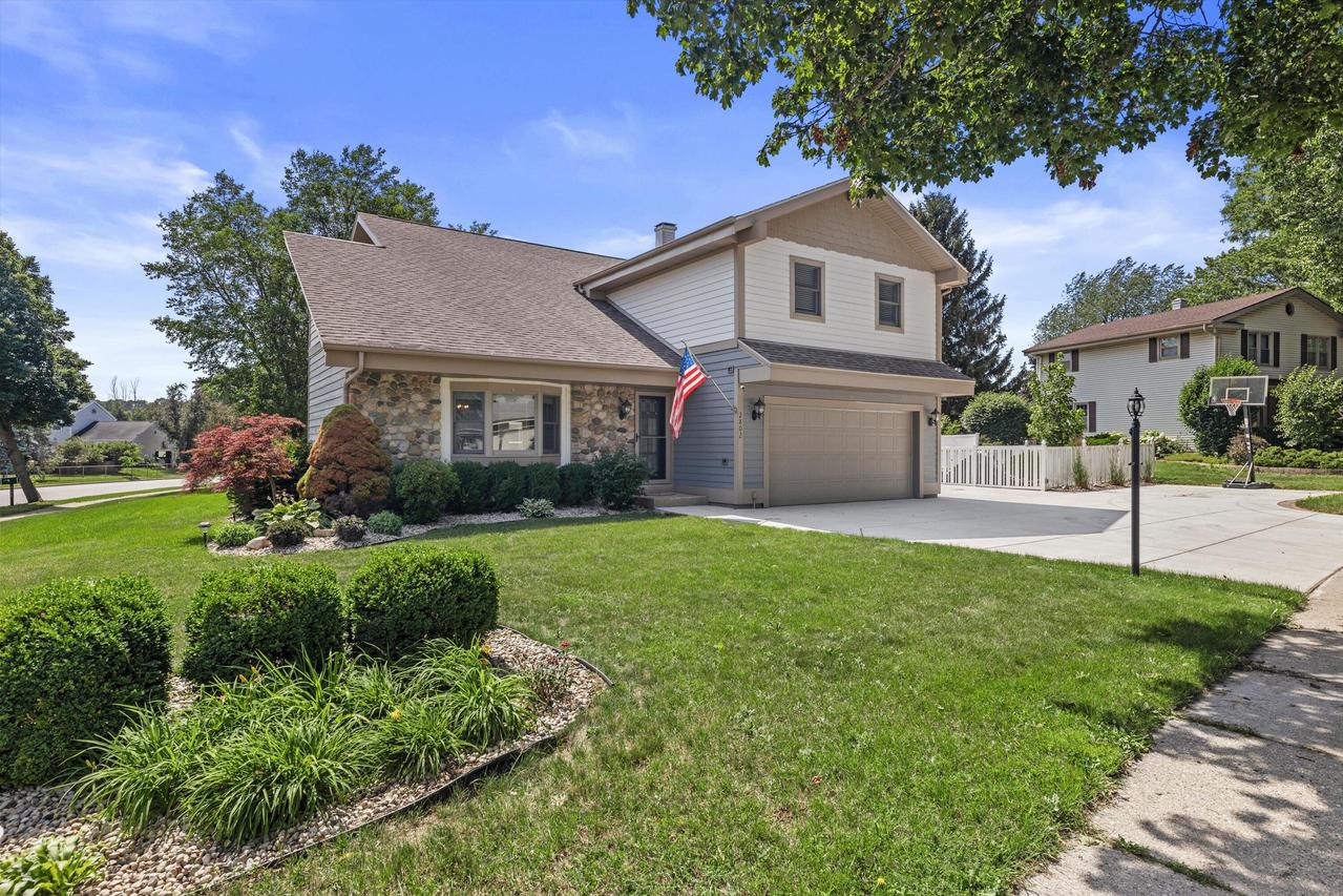 2802 Coventry Ln, Waukesha, WI 53188