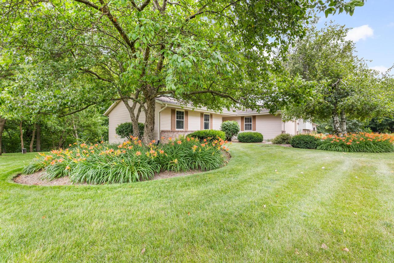 5736 Hickory Knoll, West Bend, WI 53095