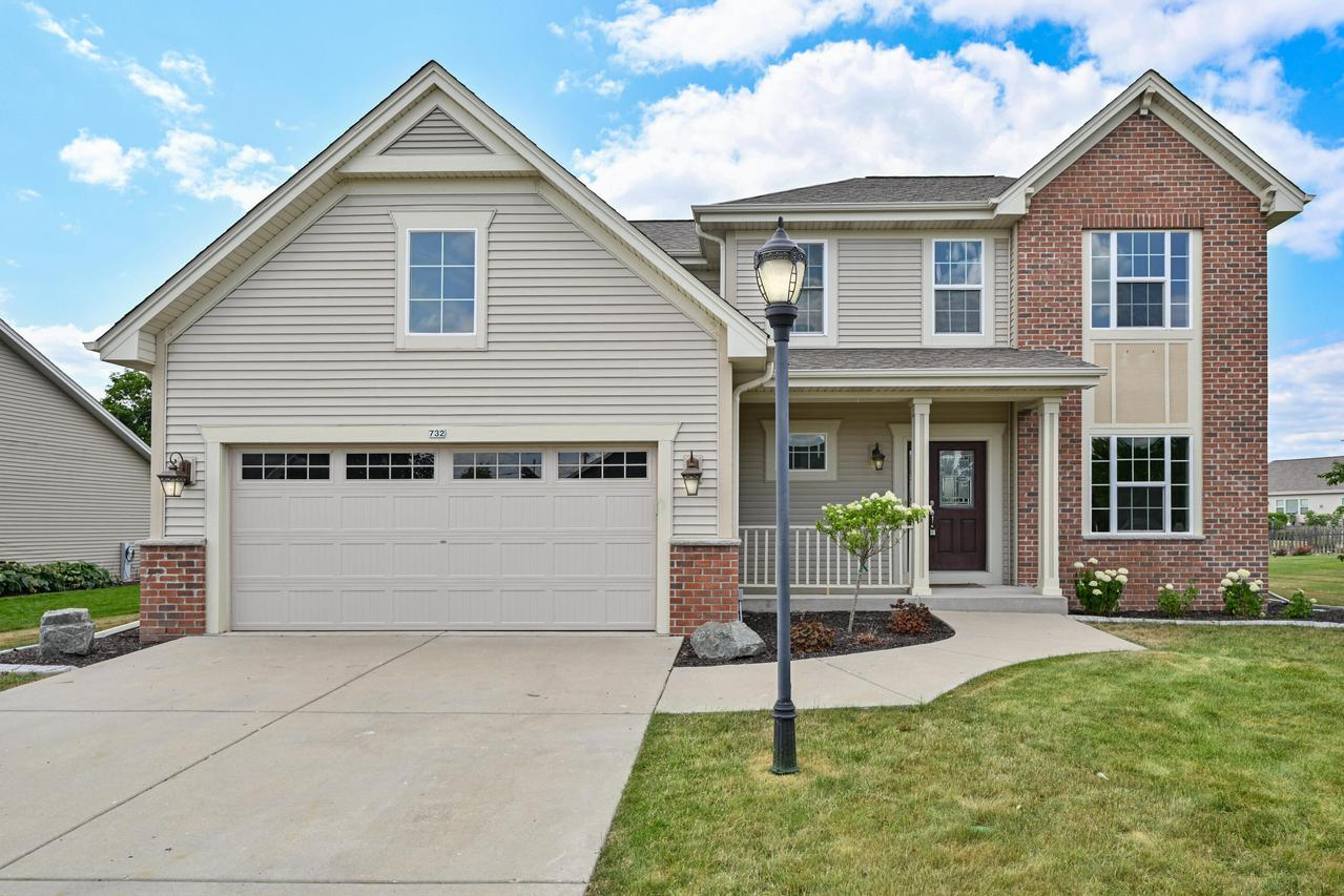 732 Still Pond Dr, Waterford, WI 53185