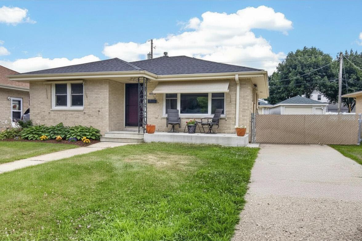 7837 Pershing Blvd, Kenosha, WI 53142