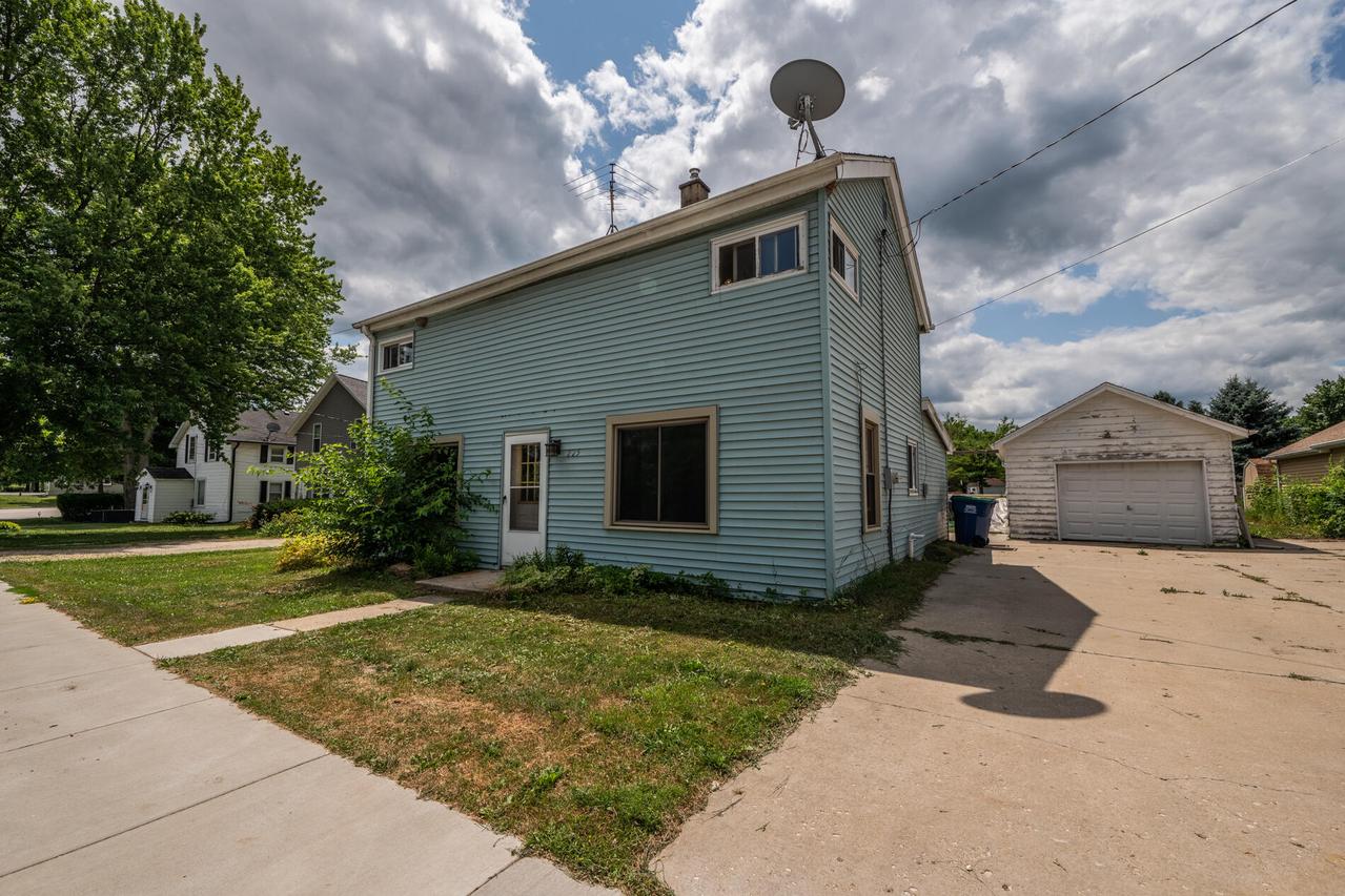 225 W Main St, Newburg, WI 53090