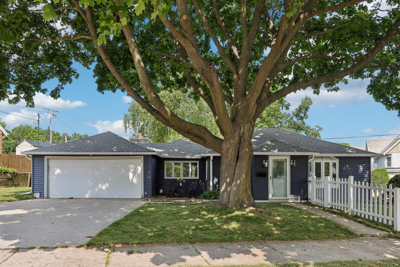 210 Prospect Ave, Pewaukee, WI 53072