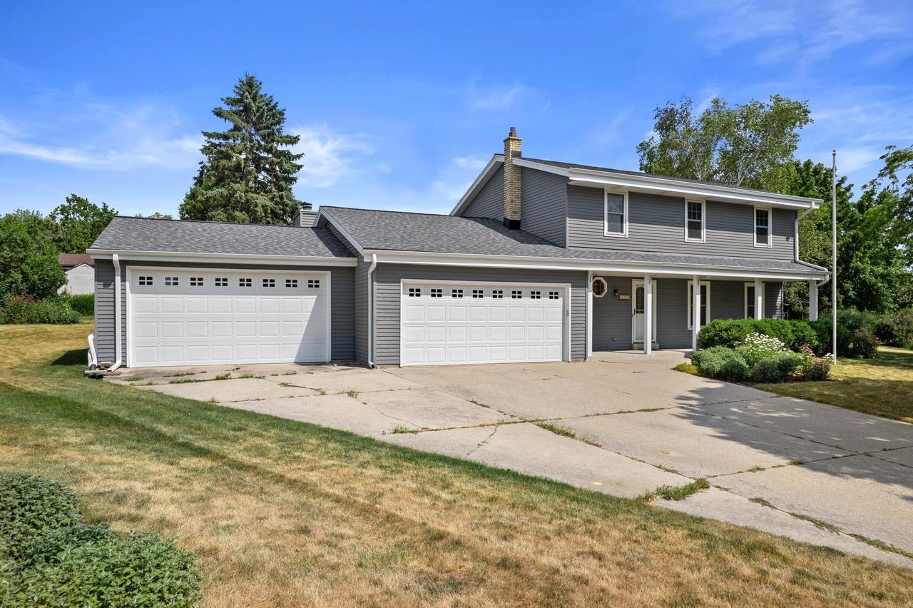 372 Briar Ct, Pewaukee, WI 53072