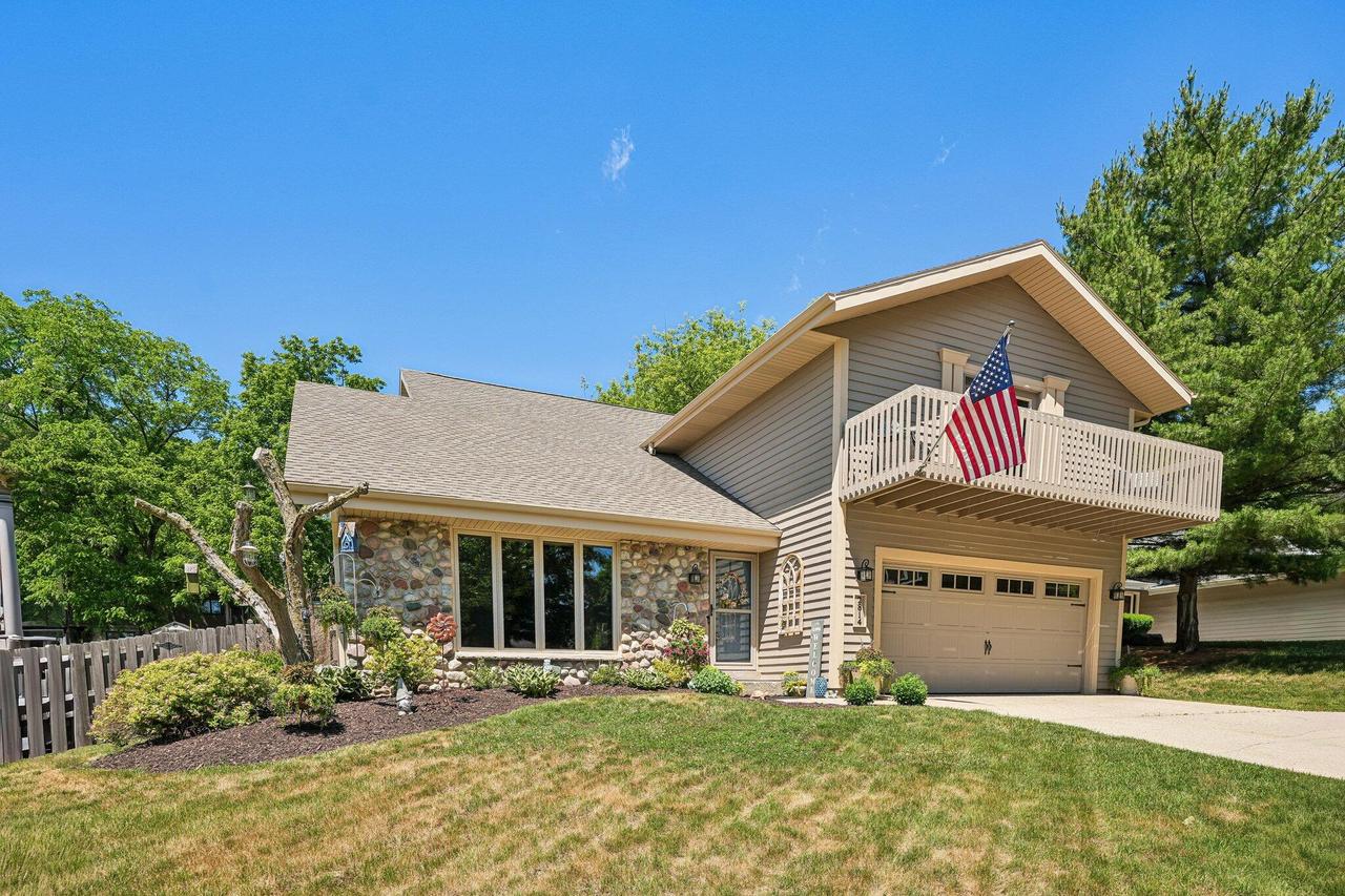 2814 Buckingham Ct, Waukesha, WI 53188