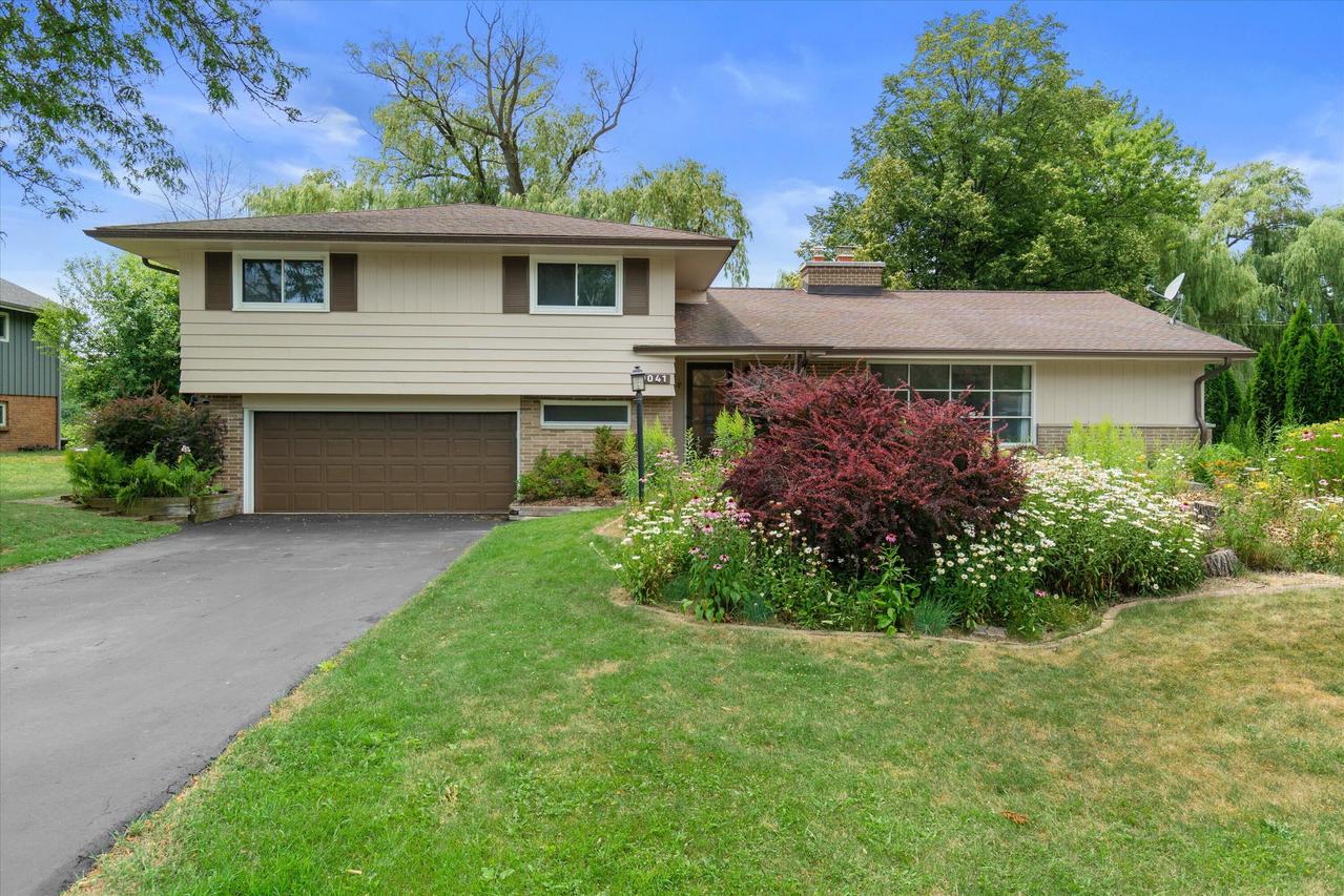 9041 N Rexleigh Dr, Bayside, WI 53217