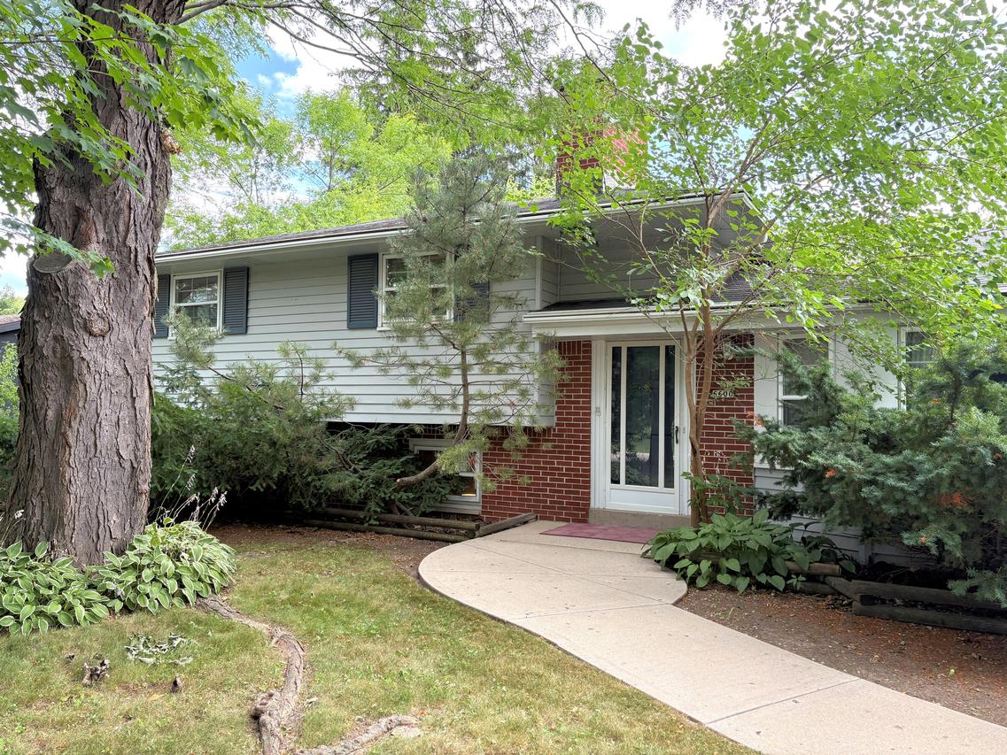 6600 N Braeburn Ln, Glendale, WI 53209