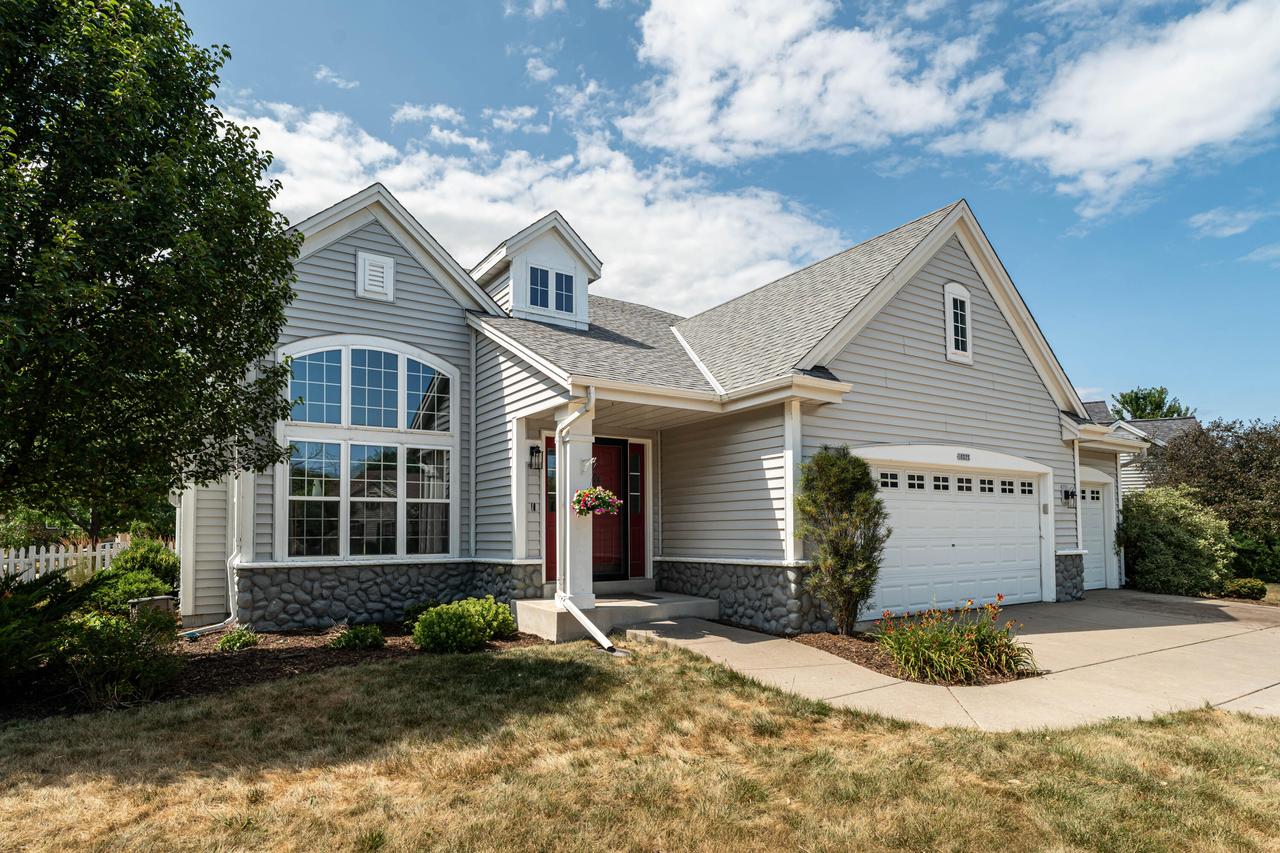 10375 S Monardy Ln, Oak Creek, WI 53154