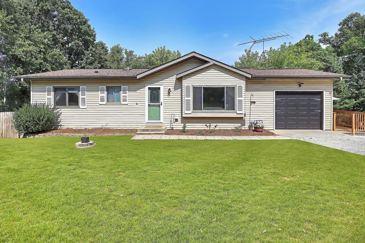 N2404 N Giles Dr, Bloomfield, WI 53105