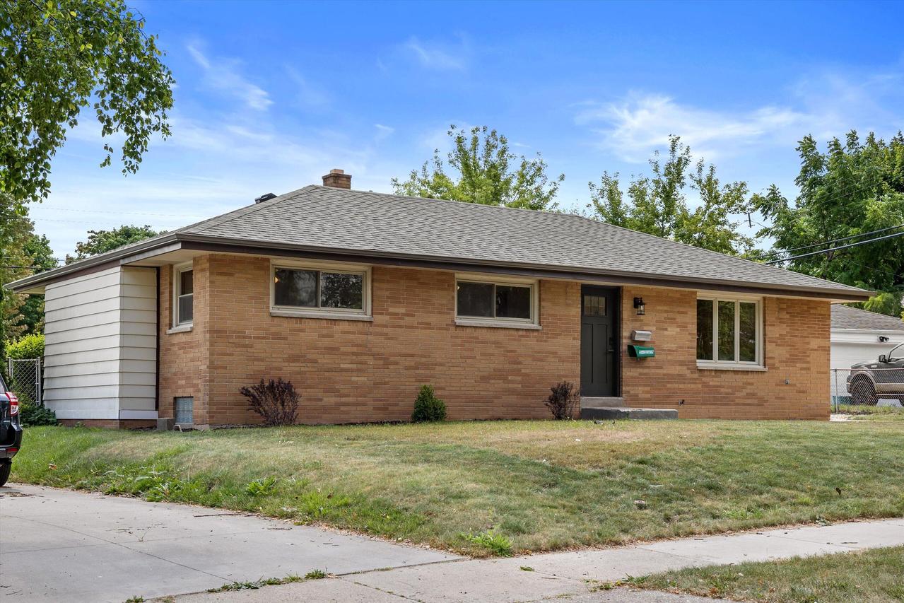W151N8272 Thomas Dr, Menomonee Falls, WI 53051