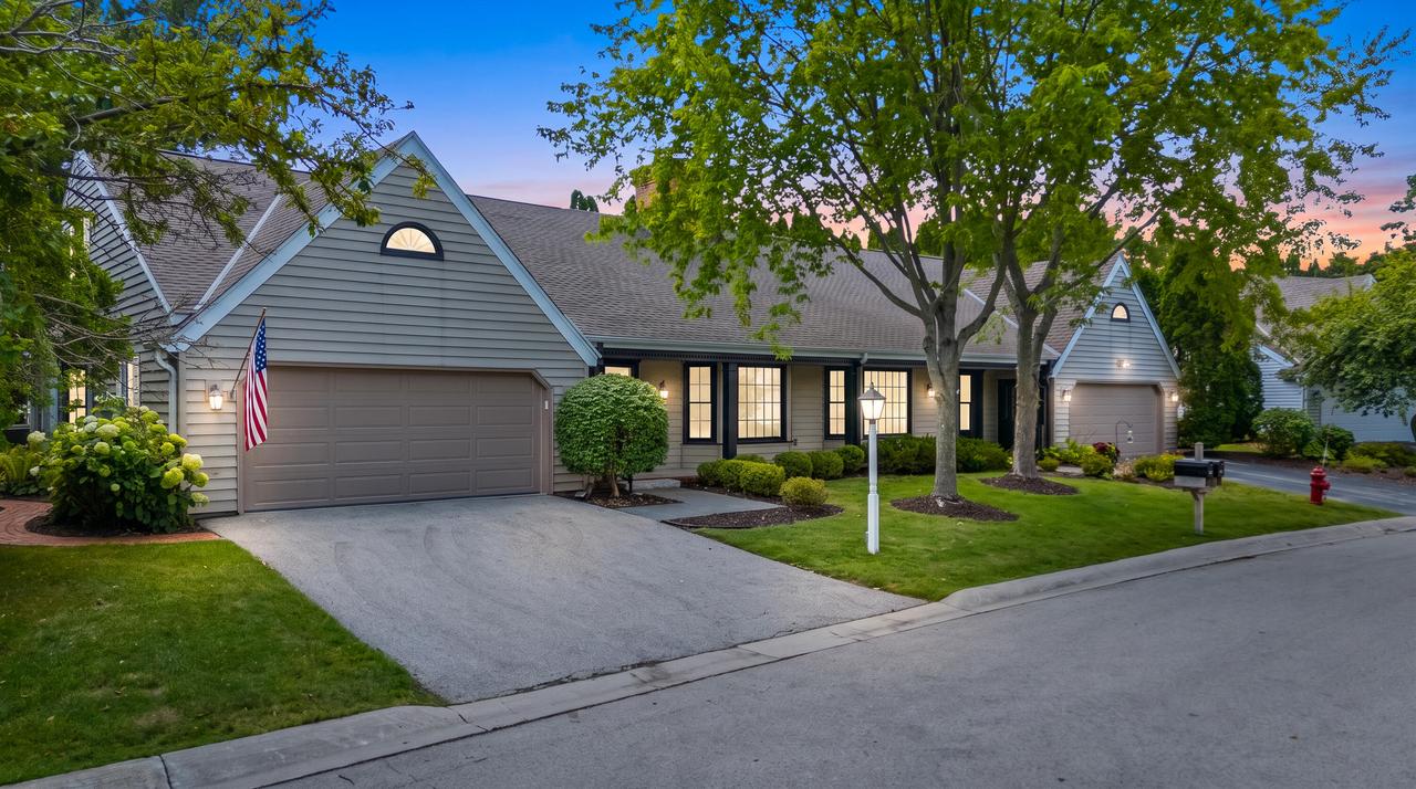 945 W Shaker Cir, Mequon, WI 53092