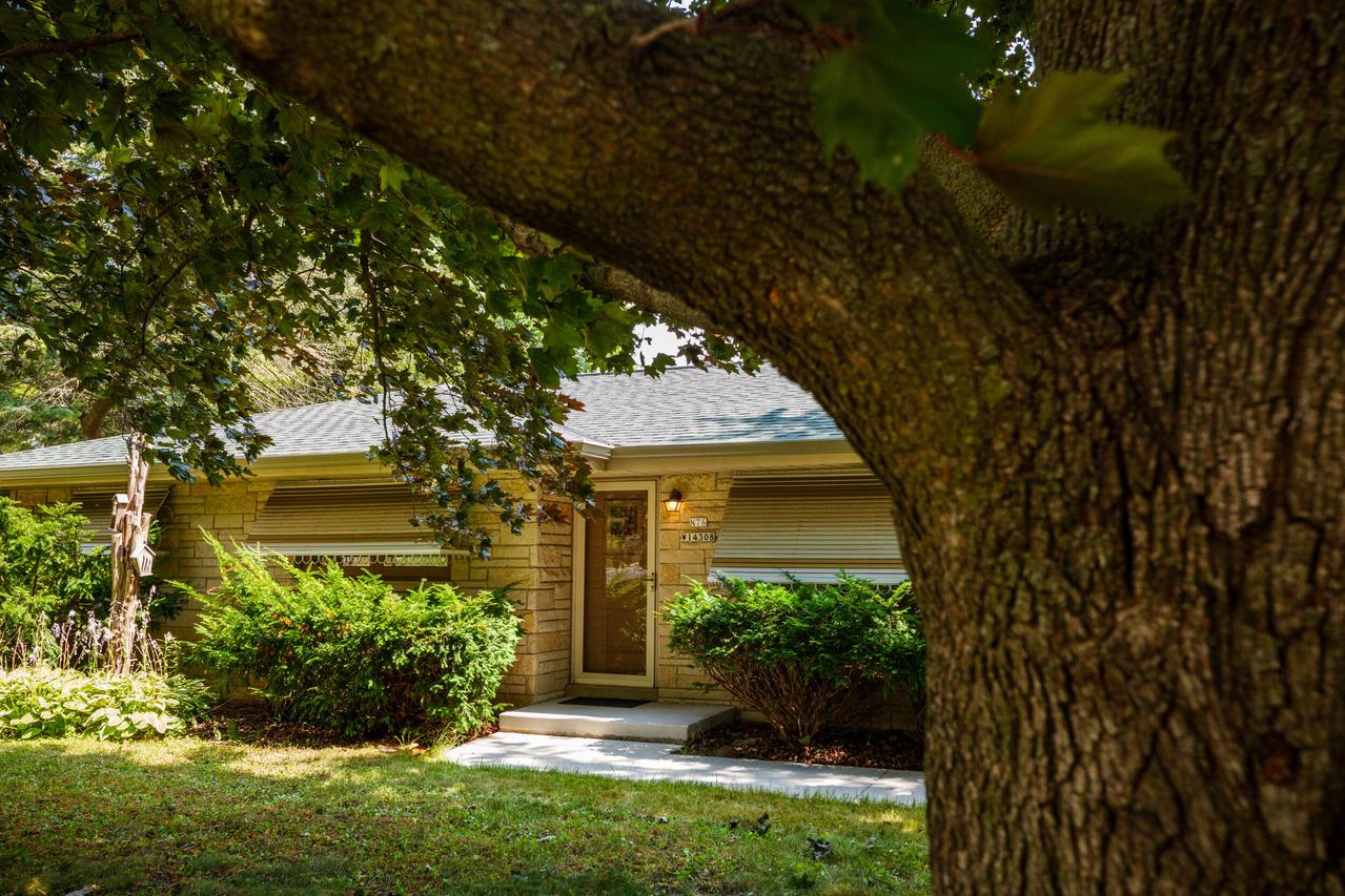 N76W14308 Northpoint Dr, Menomonee Falls, WI 53051