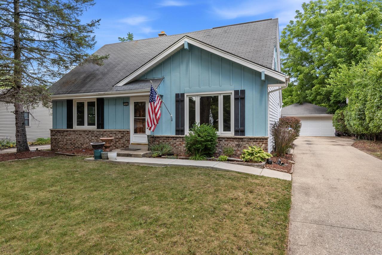 10404 W Darnel Ave, Milwaukee, WI 53224