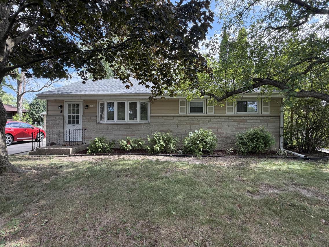 5713 W Calumet Rd, Milwaukee, WI 53223