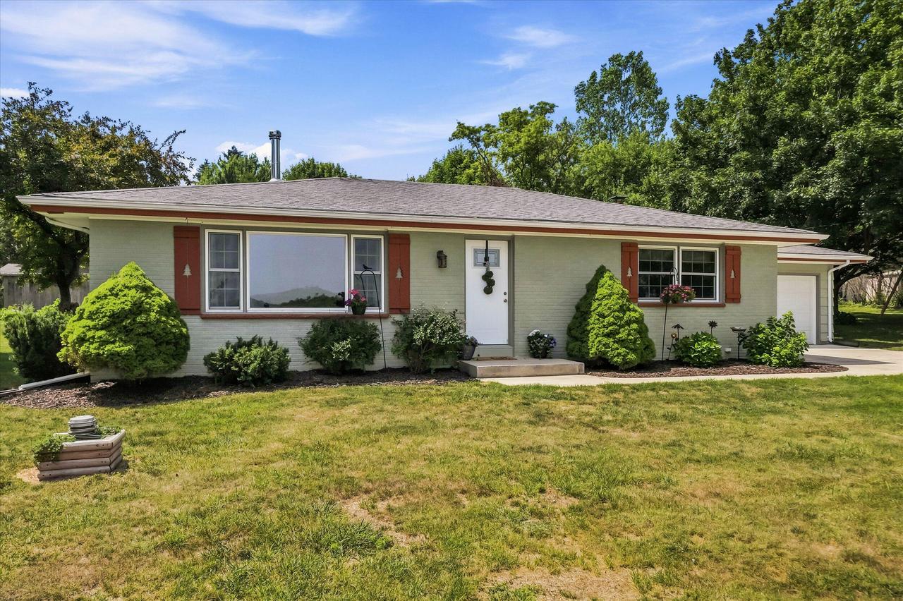 N6175 Clearview Dr, Fredonia, WI 53021