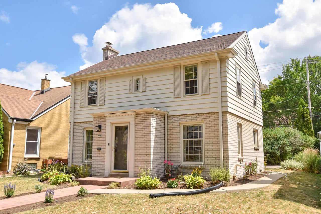 2746 N 73rd St, Wauwatosa, WI 53210