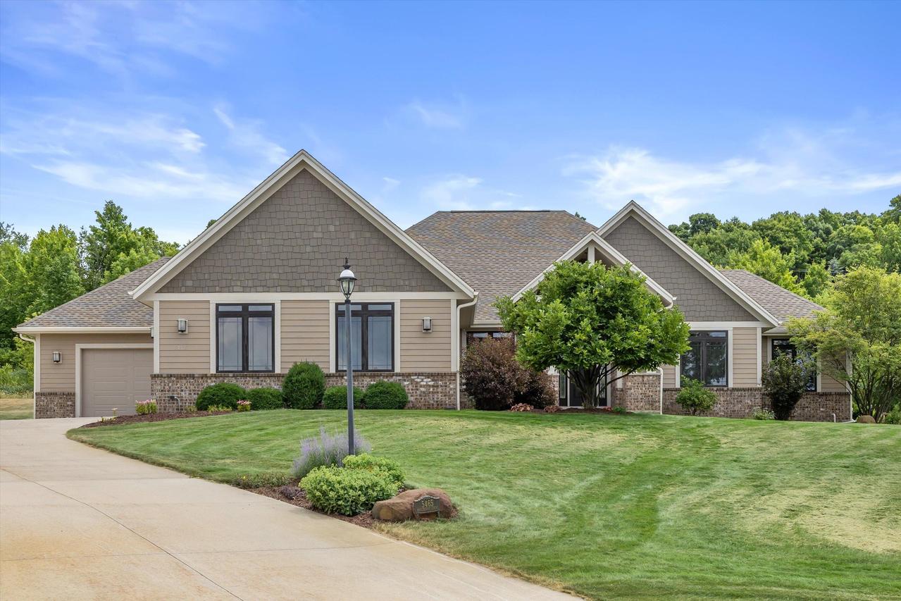 5465 S Baneberry Ct, New Berlin, WI 53146