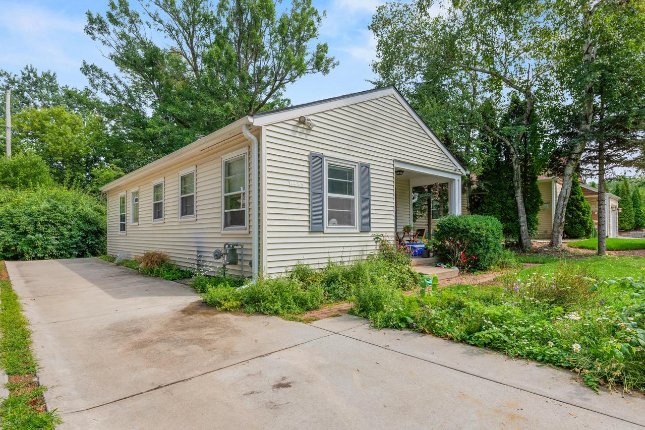 7428 N Santa Monica Blvd, Fox Point, WI 53217