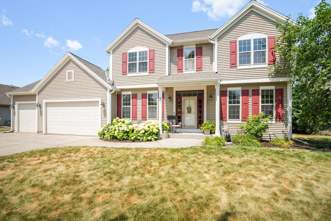 3288 W Yorkshire Cir, Franklin, WI 53132
