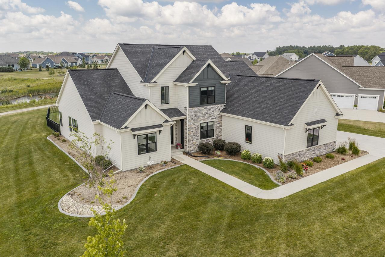 35105 Castle Rock Dr, Summit, WI 53066