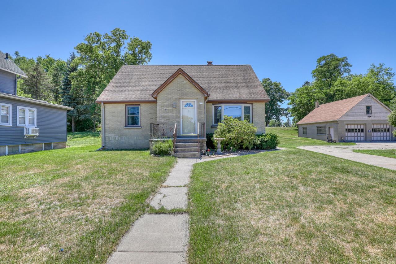 621 W Main St, Newburg, WI 53090