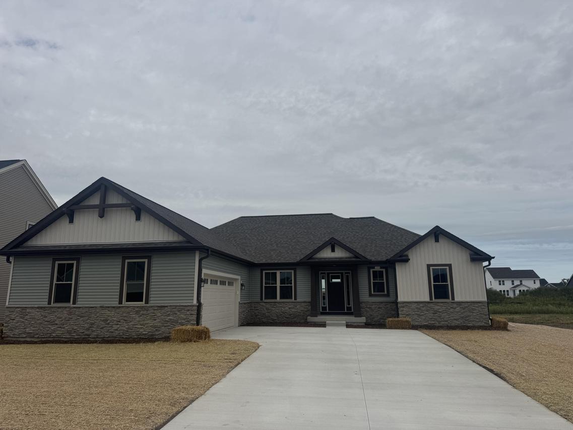 1276 Wild Rye Ln, Oconomowoc, WI 53066
